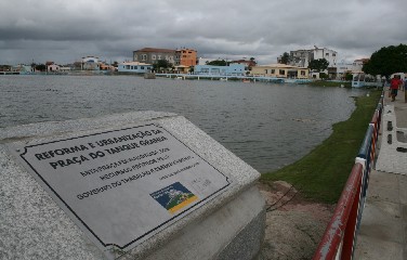 placa com a marca do governo do Ex-prefeito Júnior Max [marido da atual prefeita] indica que a praça já havia sido batizada como Tanque Grande