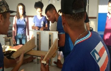 O estudante João Marcos Pereira, 17, contou que a experiência tem sido gratificante porque, além do aprendizado, pode oferecer um produto acessível para todos.