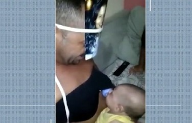 Baiano viralizou na web após colocar foto da esposa no rosto e prender mamadeira em sutiã para ‘amamentar’ 