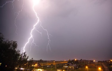 Grupo estava abrigado na frente de uma casa, se protegendo da chuva, quando recebeu descarga elétrica. Feridos foram levados para hospital.
