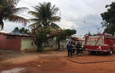 Os donos da residência não estavam no local no momento do ocorrido.