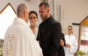 Padre Wilson apareceu no casamento de surpresa para o casal, que ficou muito feliz e emocionado ao vê-lo