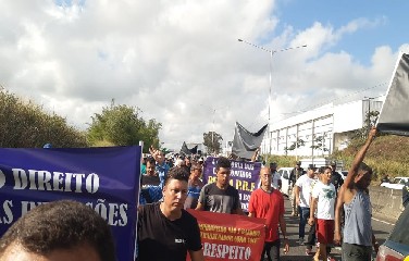 Caminhoneiros protestam contra ações da PRF na BA-526, em Simões Filho