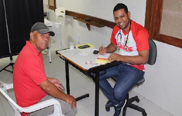 Arimário Barbosa, realizando atendimento voluntário no projeto 
