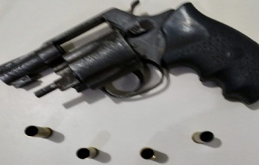Arma apreendida com o suspeito 