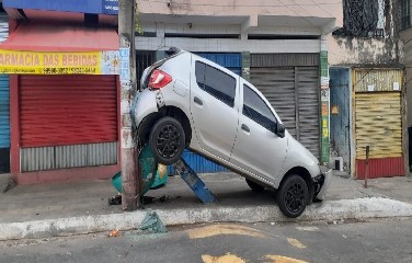 O carro também colidiu com um orelhão, que acabou esmagado e destruído embaixo do carro