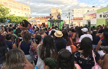 O evento contou com participação de membros da escola, alunos, familiares e a população que saiu às ruas para acompanhar o bloco sem cordas.