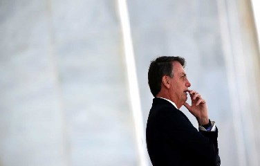 De acordo com o Bolsonaro, estabelecimentos desses tipos podem reabrir mesmo durante medidas de isolamento social vigentes durante a pandemia de novo coronavírus.