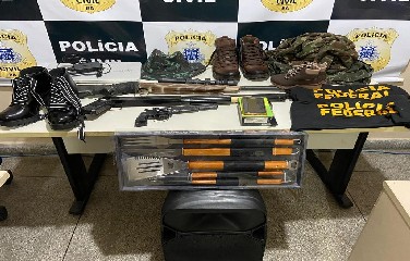 Policiais da 1ª DT/Paulo Afonso apreenderam uma arma de fogo, réplicas de pistola, espingarda e camisas da PF