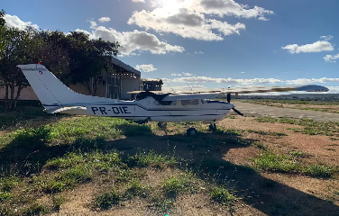 Avião usado por quadrilha de mulher apontada como maior traficante da BA foi leiloado pela polícia