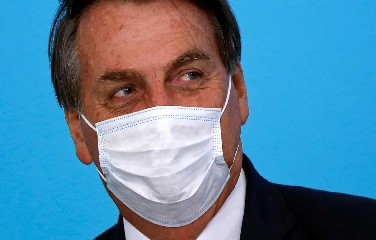 Bolsonaro afirmou que, desde o início da crise, destacou que tanto o vírus quanto o desemprego "precisavam ser tratados igualmente" e acusou parcela da imprensa brasileira de disseminar o pânico