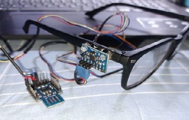 TAAPETE acoplado em um óculos