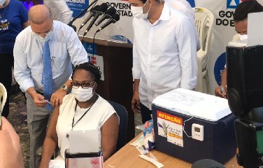 Médica infectologista de hospital referência explica que eficácia da imunização ocorre após 20 dias aplicação da segunda dose da vacina.