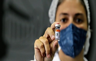 De acordo com a resolução publicada, serão vacinados profissionais que tenham 55 anos ou mais