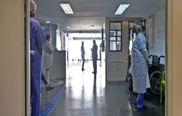 Taxa de letalidade mais que dobrou, de 2% no final de 2020, para 4,4% na semana passada