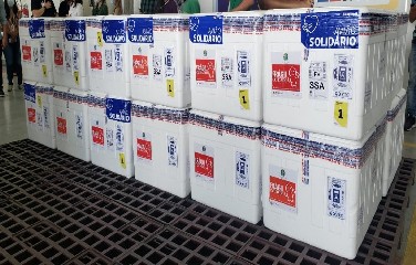 Desembarcou no aeroporto de Salvador, nesta manhã, um carregamento com 405 mil doses do imunizante. 