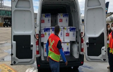 O avião desembarcou no aeroporto de Salvador, às 9h40, trazendo um carregamento de 244.200 doses