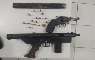 Uma submetralhadora e um revolvér calibre 38 foram apreendidos