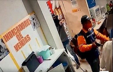 Imagens da câmera de segurança da loja registraram a ação