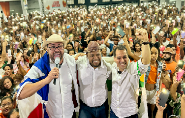 Convenção reúne milhares de pessoas e diversas lideranças em apoio à reeleição de Arismário, com Joelcinho como vice