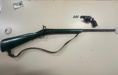 Polícia apreendeu revólver e espingarda