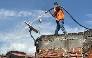 Defesa Civil atuou com dois caminhões-pipa para conter as chamas em casa no bairro Recreio