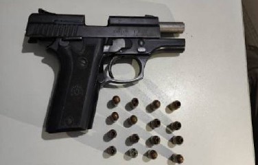 Homem foi preso em flagrante por violência doméstica, lesão corporal e porte ilegal de arma.