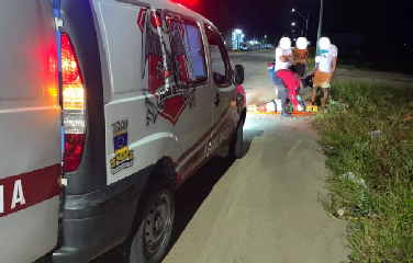 Jovens de 17 anos foram socorridos conscientes; vestido da passageira ficou preso na corrente da motocicleta, causando a queda