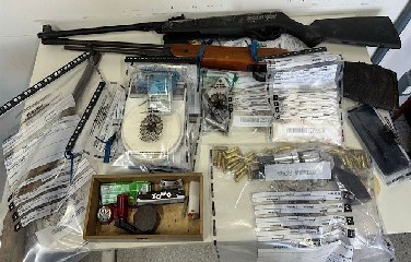 Armas, drogas e dinheiro apreendidos