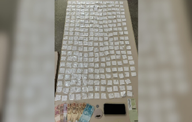 Abordagem da Polícia Militar também resultou na apreensão de motocicleta, celular e dinheiro em espécie