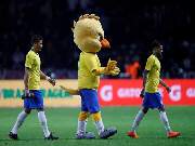 O mascote da seleção canarinho e os jogadores