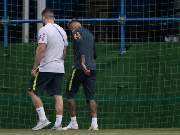 Neymar deixa treino mais cedo e preocupa 