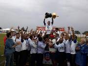 O goleiro Márcio Greyck levantou o troféu Edson Gomes