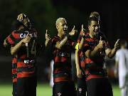 Rubro-negros comemoram o primeiro gol do Vitória no jogo, marcado pelo meia Yago