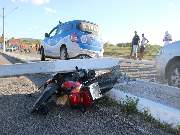 A moto saiu descontrolada pela avenida e só parou quando atingiu um poste.