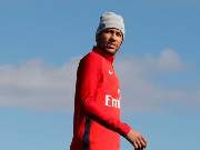 O atacante deixou o campo de maca e chorando.