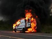  O veículo será periciado nos próximos dias para que seja descoberta a causa do incêndio.