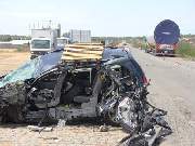 A colisão envolveu uma carreta que transportava parte de uma torre de energia eólica e um Chevrolet Zafira.