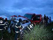 Carro em que os adolescentes estavam ficou destruído e caminhonete também teve danos 