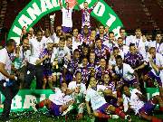 Elenco tricolor comemorando titulo