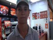  Atendente ajuda deficiente em praça de alimentação e imagens viralizam na internet