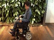 Cadeira de rodas motorizada que pode ser controlada com o olhar foi desenvolvida pela Microsoft.