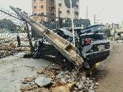 Camaro com placas de Catanduva (SP), ficou completamente destruído e foi retirado do local apenas na manhã desta terça-feira (26).