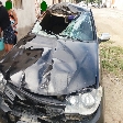 O veículo ficou parcialmente destruído.
