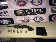 Conforme a PM, com o suspeito, foi encontrado um revólver calibre 38, com três munições deflagradas e três picotadas.