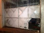 Portão fica numa rua estreita que liga a Avenida Getúlio Vargas a Rua Wercelêncio Calixto da Mota