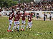 Jogadores do Vitória fazem trenzinho para comemorar gol contra o Jequié