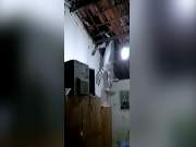 Animal pulou de morro em cima de telhado e foi resgatado após cair na cozinha da casa.