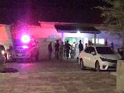 Movimentação na frente do hospital na noite deste sábado