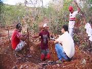 Reportagem da TV Bahia conversa com trabalhadores